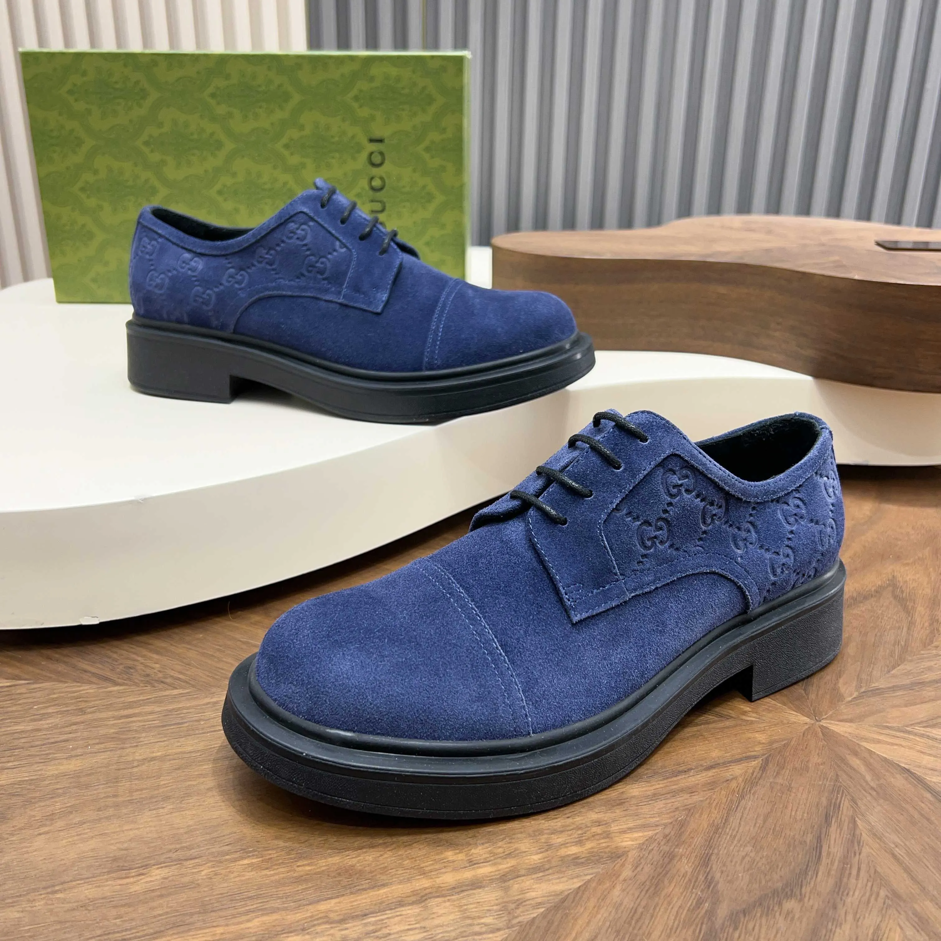 💰780 Gucci/Gucci new men’s lace-up shoes with GG details, matte cow leather derby shoes! The design of this men's lace-up shoe is rooted in the brand's heritage. Crafted from premium waxed cow leather, it is embellished with GG printed embossed suede leather details, a nod to Gucci's iconic monogram. The rubber sole decorated with GG pattern adds a touch of modern fashion to this design. Typical three-joint style design. European and American classic version, full calfskin lining. The overall upper texture is soft and the lining is comfortable and breathable. 2CM thickened soft rubber sole, easy to control. Versatile and stylish upper foot, multiple colors available to meet different matching needs, complete package! Size: 39-40-41-42-43-44 leather shoe size (38.45.46 can be customized)